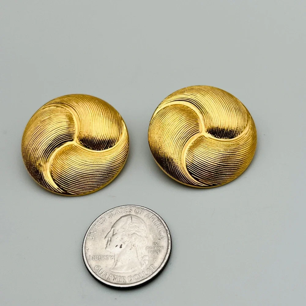 Vintage Gold Tone Swirl Dome Pierced Earrings‎ Textured Ribbed Design